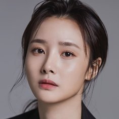 Nữ ca sĩ Bae Woo Hee trong một concept chụp hình trẻ trung và cá tính