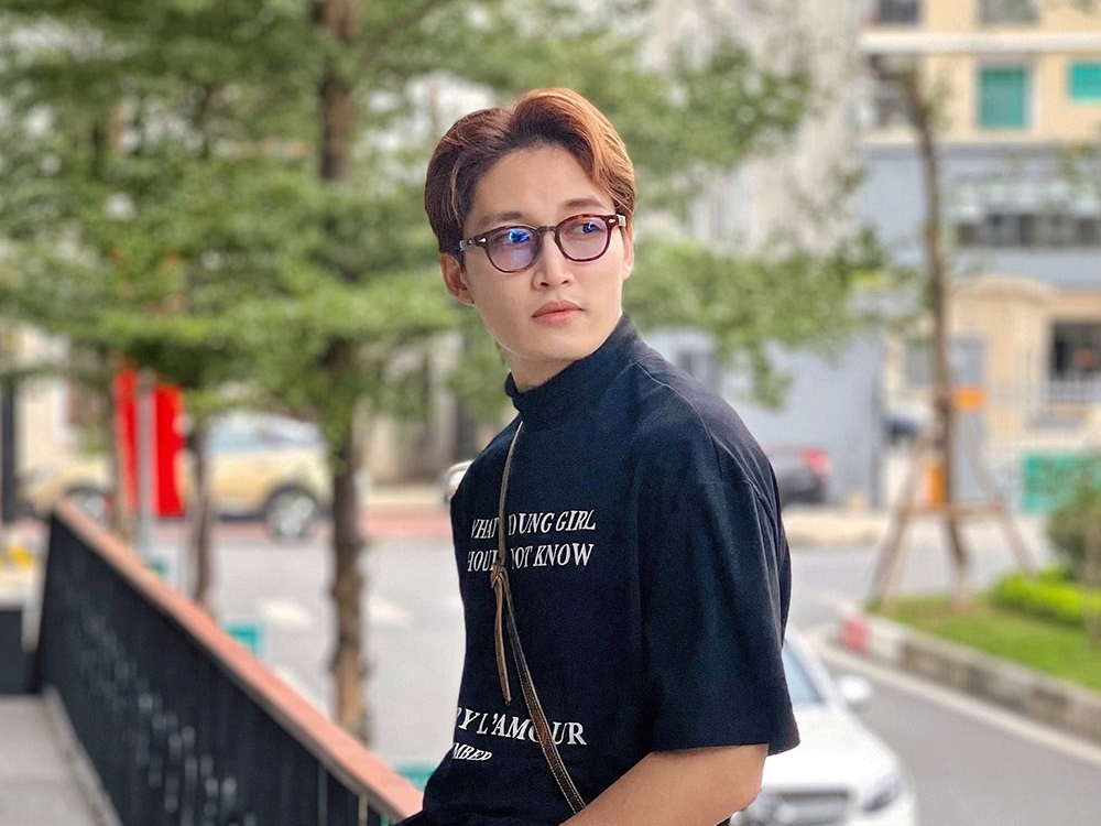 Diễn viên Đình Tú lịch lãm trong trang phục vest