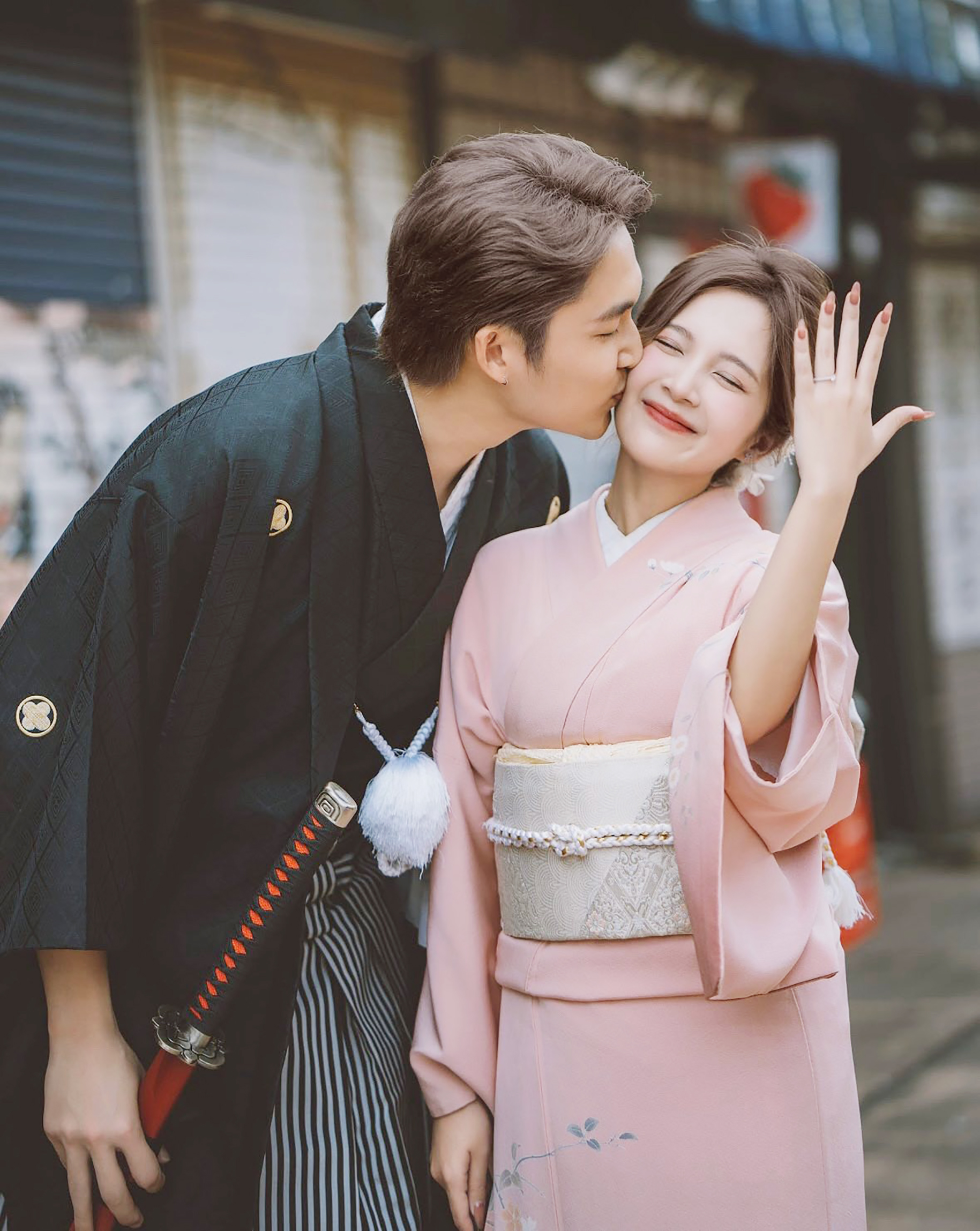 Đình Tú trẻ trung với áo sơ mi trắng, khoe nụ cười tươi