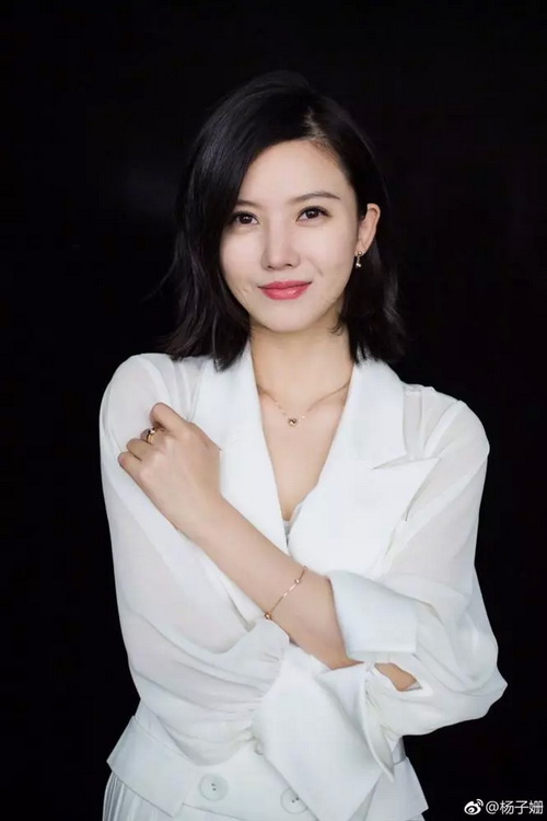 Dương Tử San trong một bức ảnh chân dung chuyên nghiệp, toát lên vẻ đẹp thanh lịch và khí chất nghệ sĩ.
