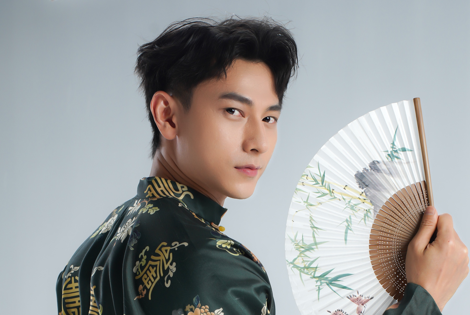 Isaac điển trai trong bộ vest lịch lãm