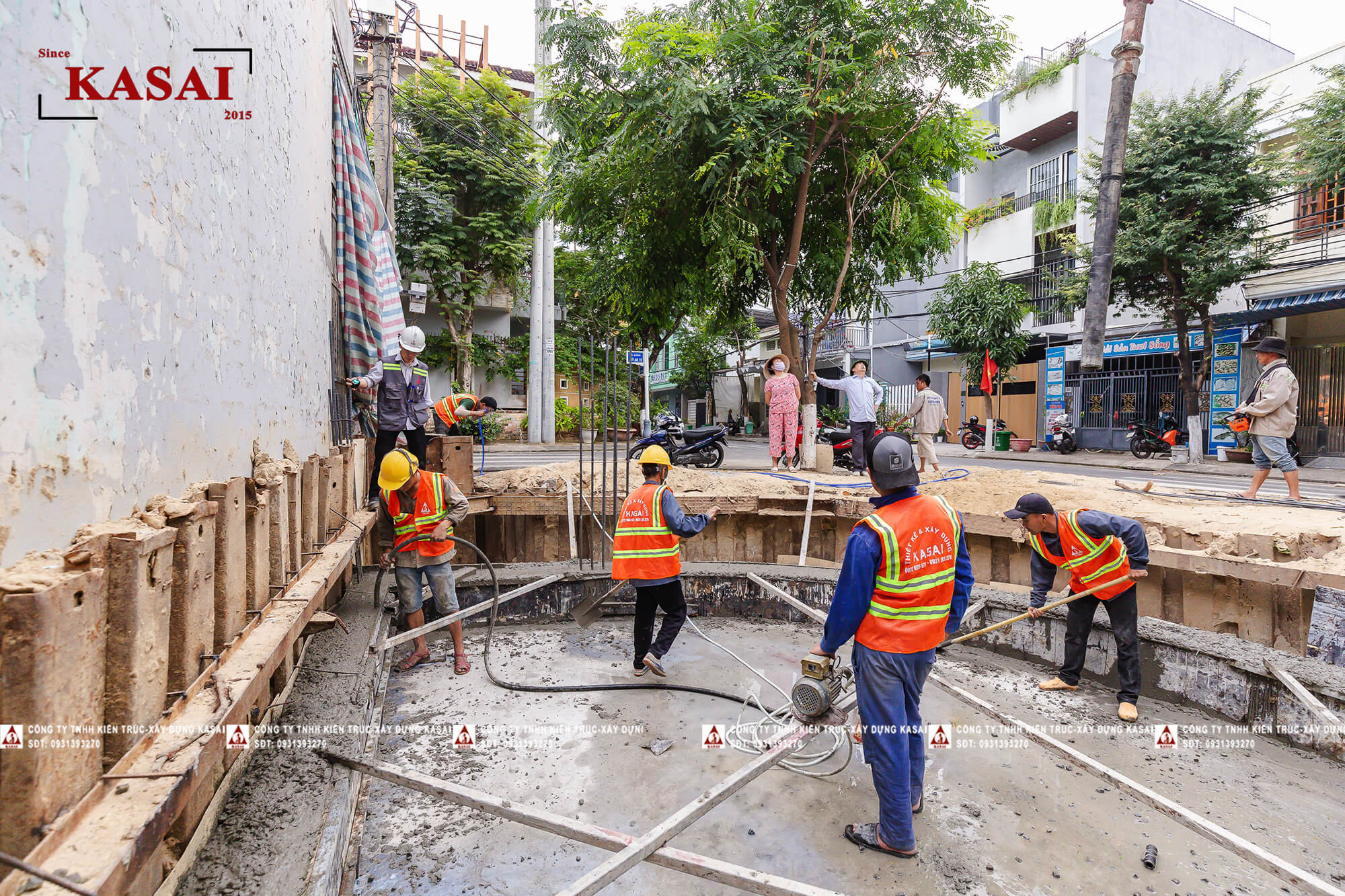 Gia chủ chuẩn bị mâm lễ vật cúng đổ móng nhà