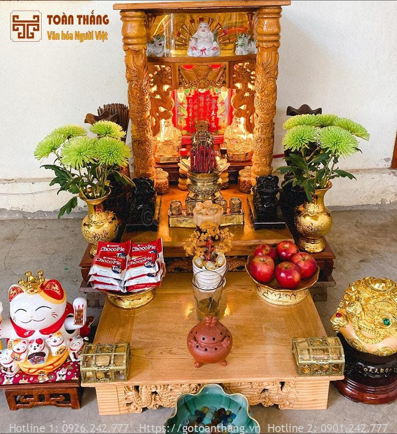 Gia chủ thành kính cúng Thổ Công ngày mùng 1