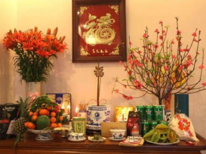 Gia chủ thành kính đọc bài văn khấn chuyển bàn thờ gia tiên về nhà mới, thể hiện sự tôn kính với tổ tiên