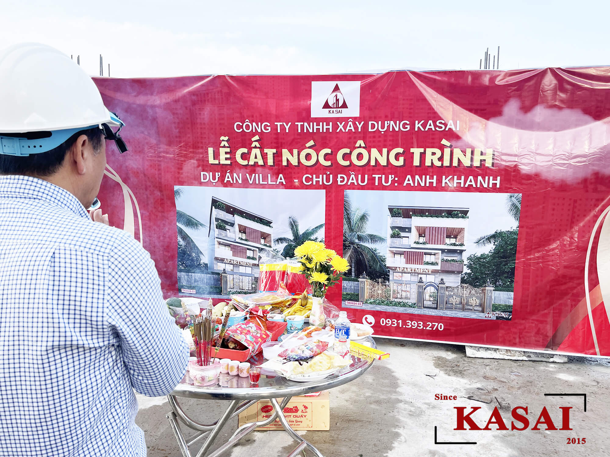 Gia chủ thực hiện nghi lễ đọc văn khấn lễ cúng cất nóc nhà