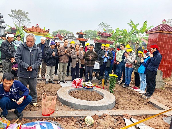 Gia chủ thực hiện văn khấn xin dời mộ cải táng