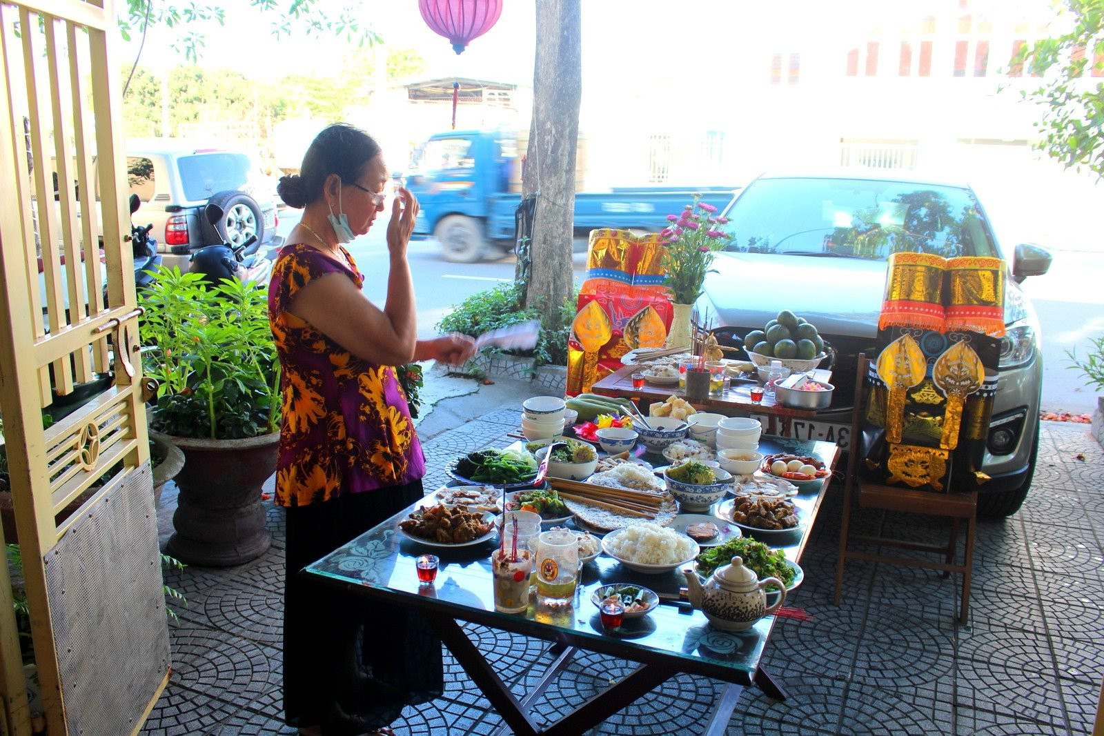 Gia chủ trang nghiêm thực hiện nghi lễ cúng đất đai theo phong tục