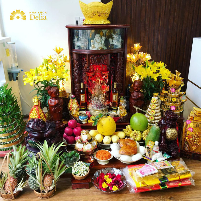 Gia đình quây quần bên bàn thờ, cùng văn khấn cầu may.