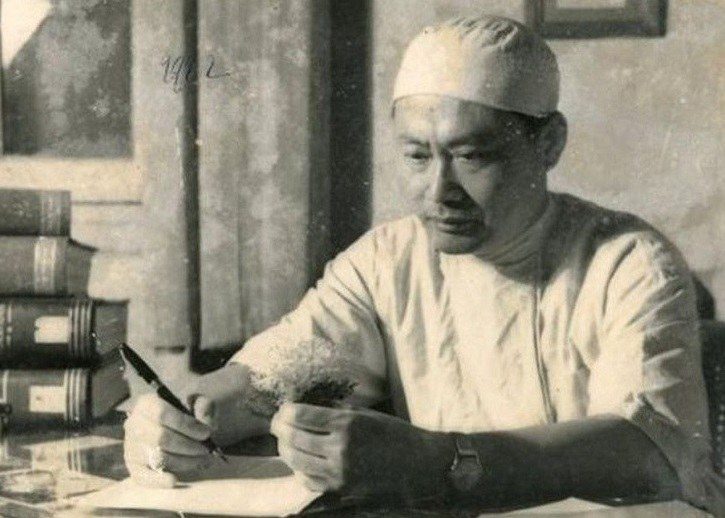 Giáo sư Tôn Thất Tùng tại phòng thí nghiệm hoặc giảng đường y học