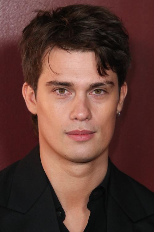 Nicholas Galitzine trong vai Hoàng tử Henry và Taylor Zakhar Perez trong Red, White and Royal Blue