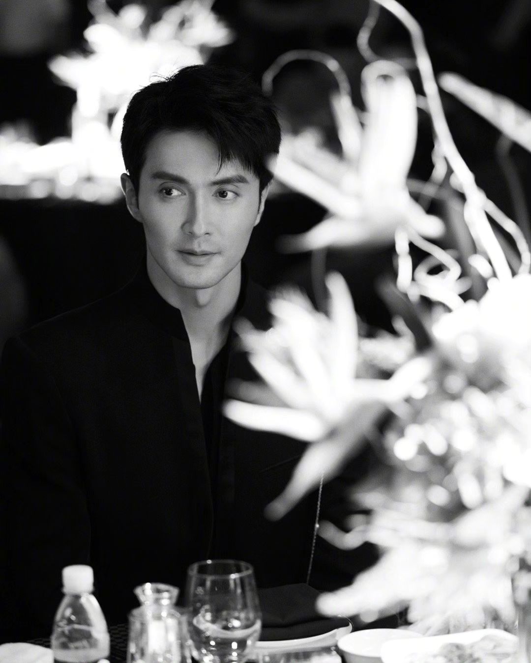 Cao Vỹ Quang điển trai trên tạp chí Harper's Bazaar với phong thái lịch lãm, thể hiện sự nghiệp diễn xuất đa dạng của anh.