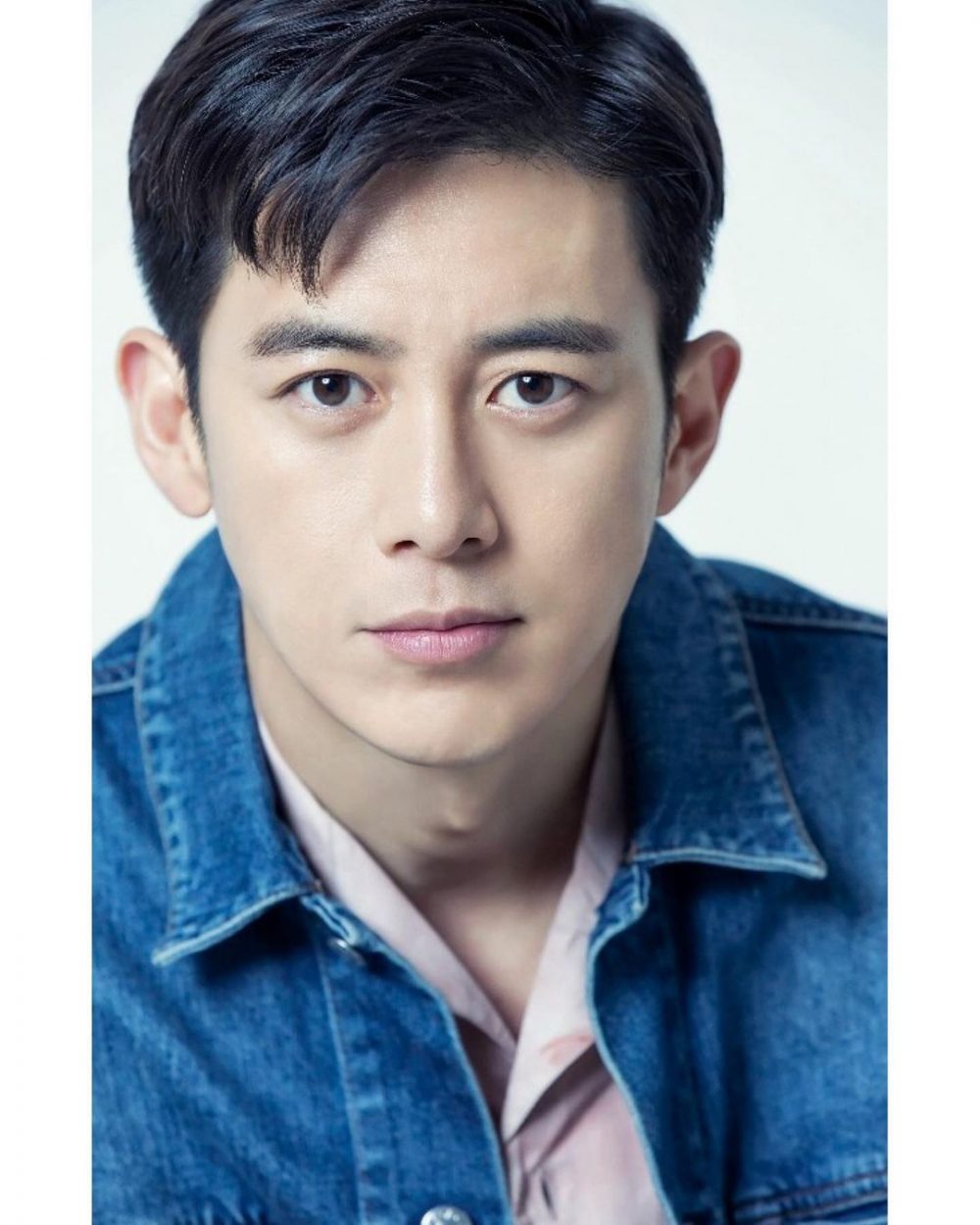 Diễn viên Go Soo tạo dáng lịch lãm trên bìa tạp chí Harper's Bazaar