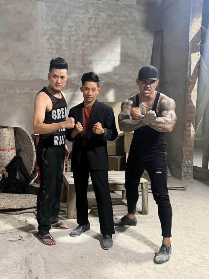 Hồng Hải với vẻ mặt suy tư, góc nghiêng