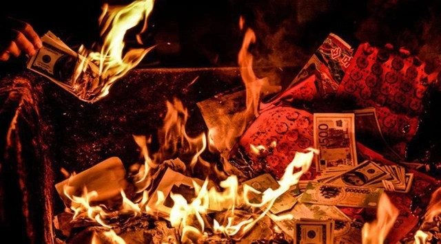 Hình ảnh bài văn khấn và lễ vật đốt vàng mã trong nghi lễ cúng Rằm tháng 7 tại Việt Nam