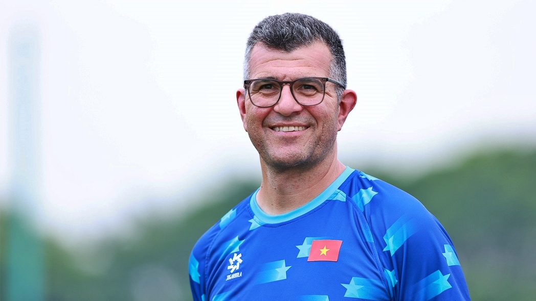 HLV Cristiano Roland chia sẻ chiến thuật với đội U15 Hà Nội