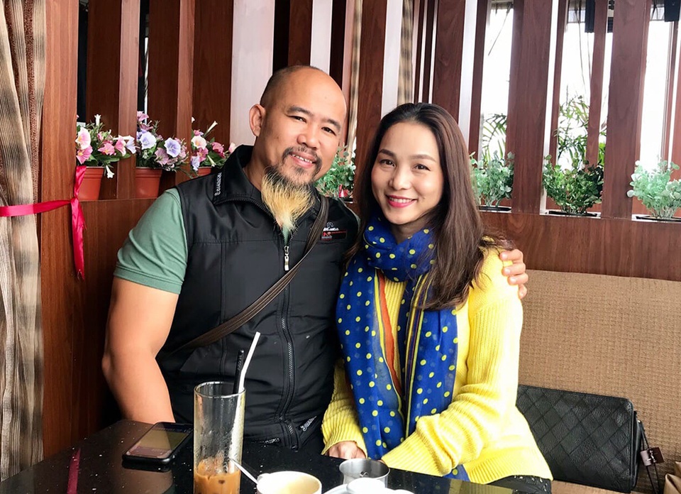 Ca sĩ Hoàng Lê Vi và nhạc sĩ Trương Lê Sơn, bạn đời của nữ ca sĩ.