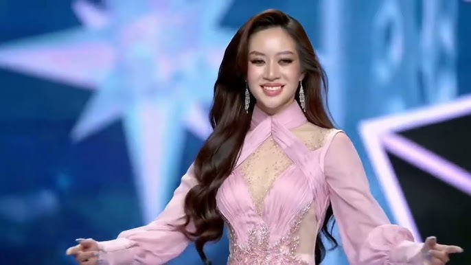 Phạm Thị Đan Chi tươi tắn trong trang phục đời thường, thể hiện vẻ đẹp rạng rỡ của một người mẫu ảnh