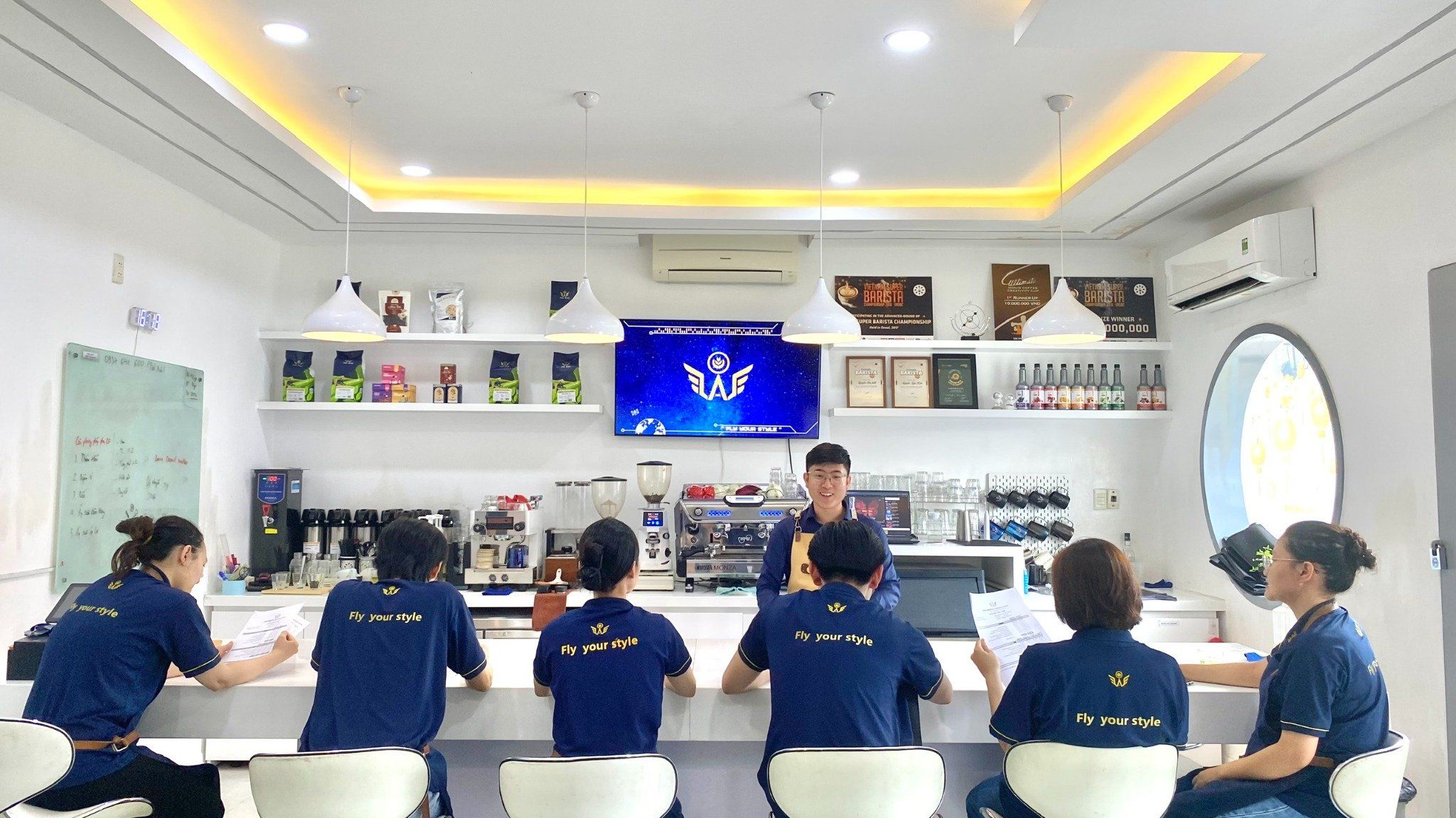 Học viên tại trung tâm đào tạo thực hành pha chế dưới sự hướng dẫn của giảng viên