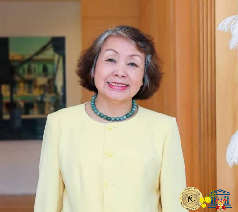 Bà Nguyễn Thị Sơn tại một sự kiện gia đình hoặc công ty, toát lên vẻ quyền lực và trang trọng