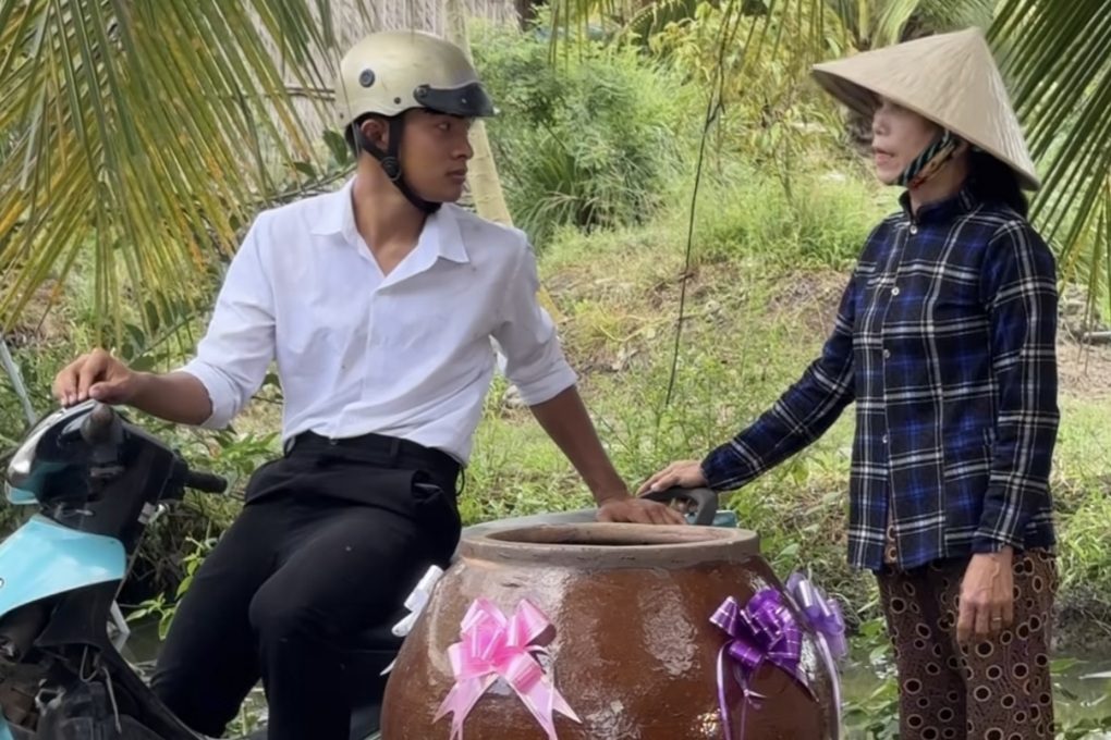 Người đàn ông đang lái vỏ lãi trên dòng sông, tượng trưng cho hành trình đến cồn ở miền Tây