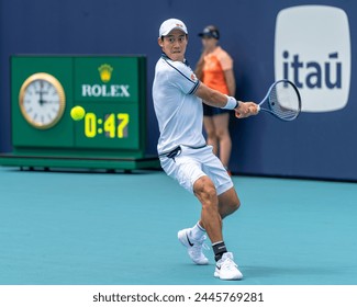 Tay vợt Kei Nishikori trong tư thế giao bóng mạnh mẽ tại giải Miami Open.