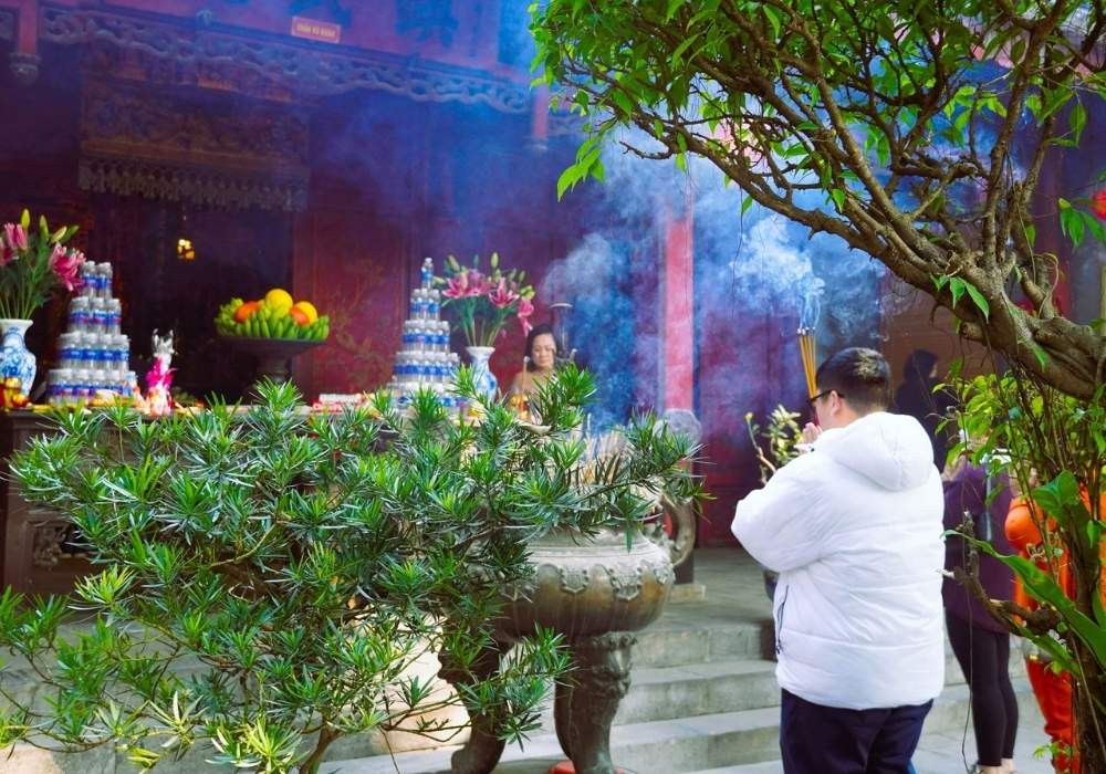 Không gian bên trong Đền Quán Thánh linh thiêng, cổ kính
