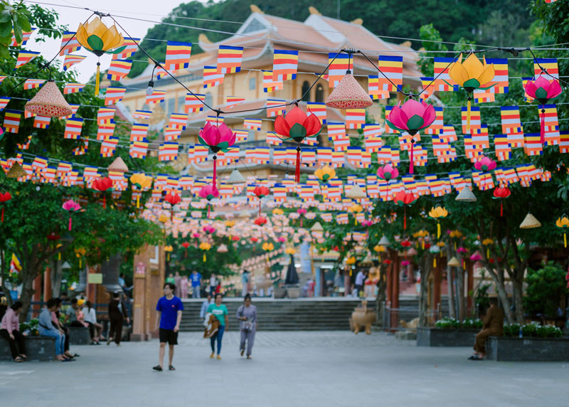 Không gian trang nghiêm trong Lễ Vía Bà tại Chùa Bà Tây Ninh với cờ hoa