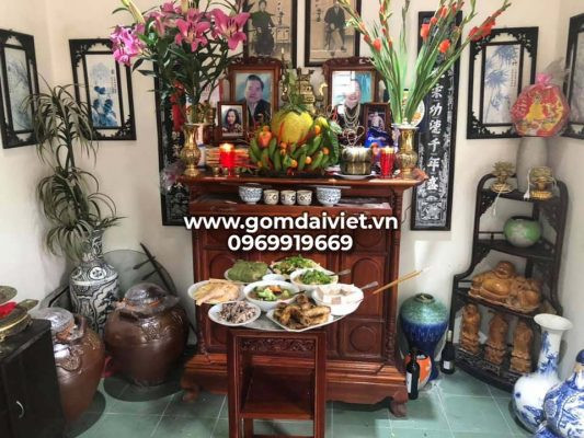 Khung cảnh bàn thờ gia tiên với lư hương nghi ngút khói, chuẩn bị cho nghi thức văn khấn ngày hội làng tại nhà