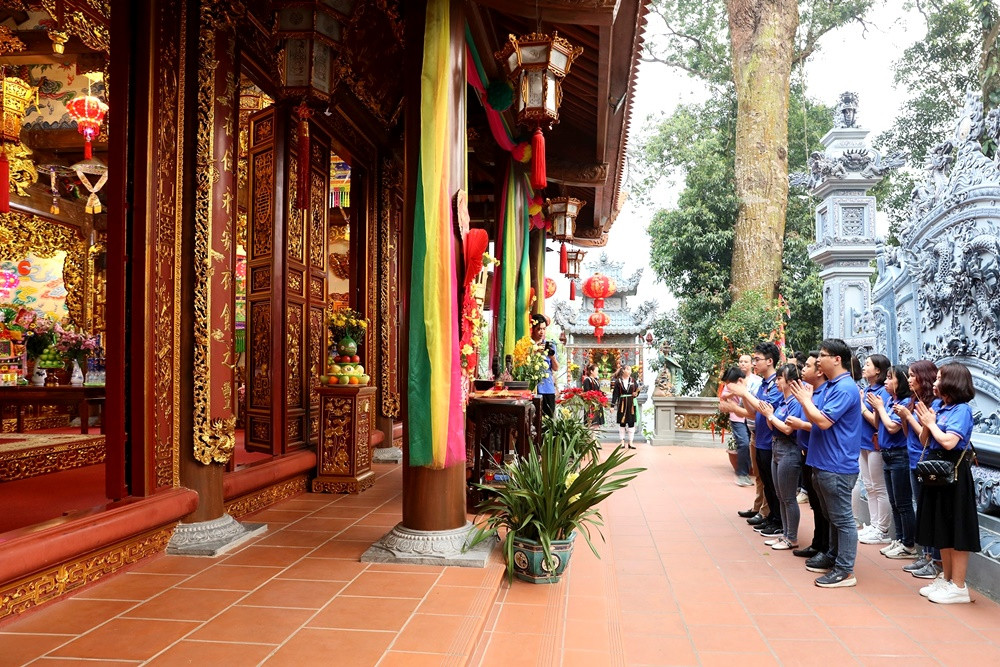 Khung cảnh Đền Tây Thiên Tam Đảo, địa điểm linh thiêng thu hút du khách đến dâng văn khấn Quốc Mẫu Tây Thiên và chiêm bái.