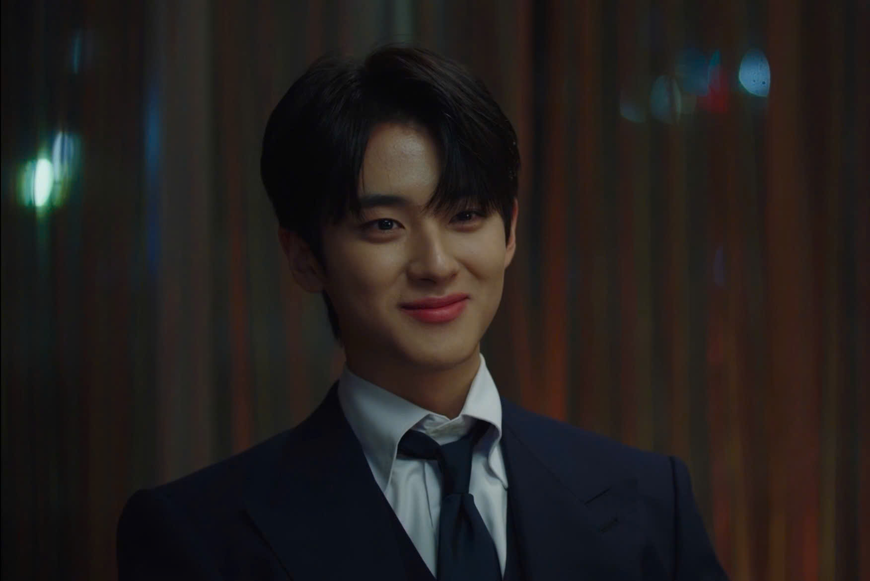 Kim Min Kyu với nụ cười má lúm đồng tiền quyến rũ