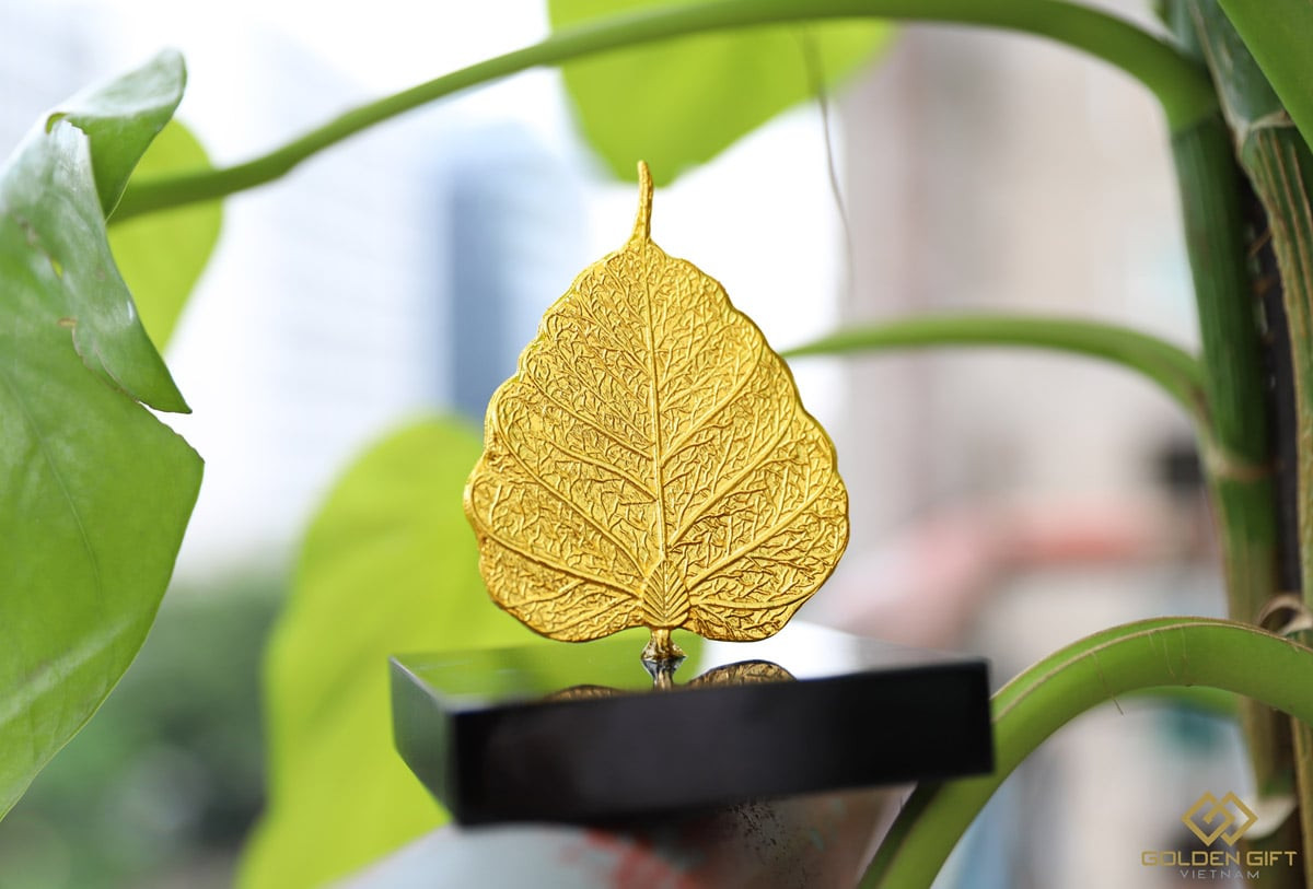 lá bồ đề mạ vàng phong thủy, vật phẩm được nhiều người tìm kiếm trong tháng cô hồn