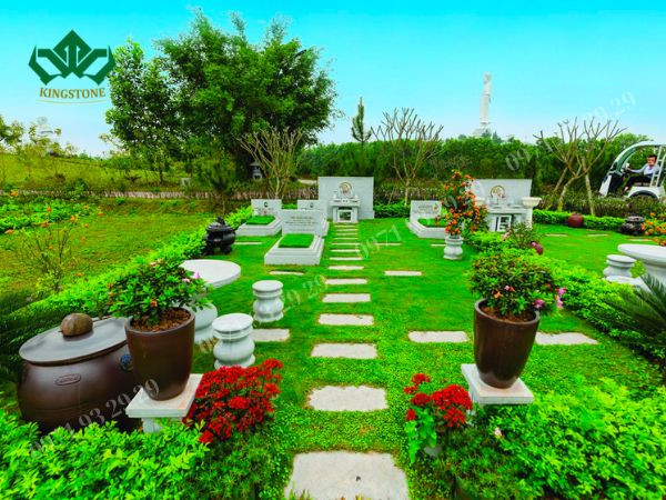 Làm lễ cúng thần linh, thổ địa ngoài mộ