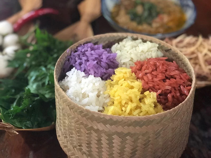 Lễ vật cúng gia tiên trong nghi thức văn khấn Tết Hạ Nguyên với xôi, gà luộc, trái cây và hương đèn