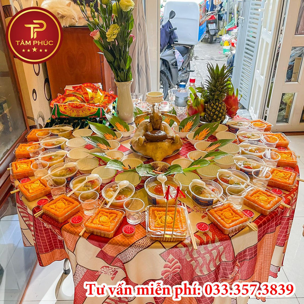 Lễ vật mâm cúng đầy tháng cho bé gái được sắp xếp trang trọng, thể hiện lòng thành kính của gia đình.