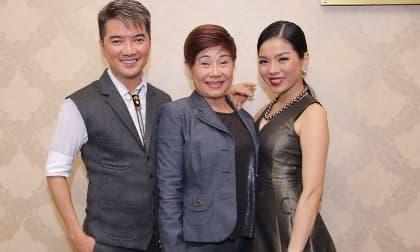 Bầu show Liên Phạm trao đổi công việc tại sự kiện