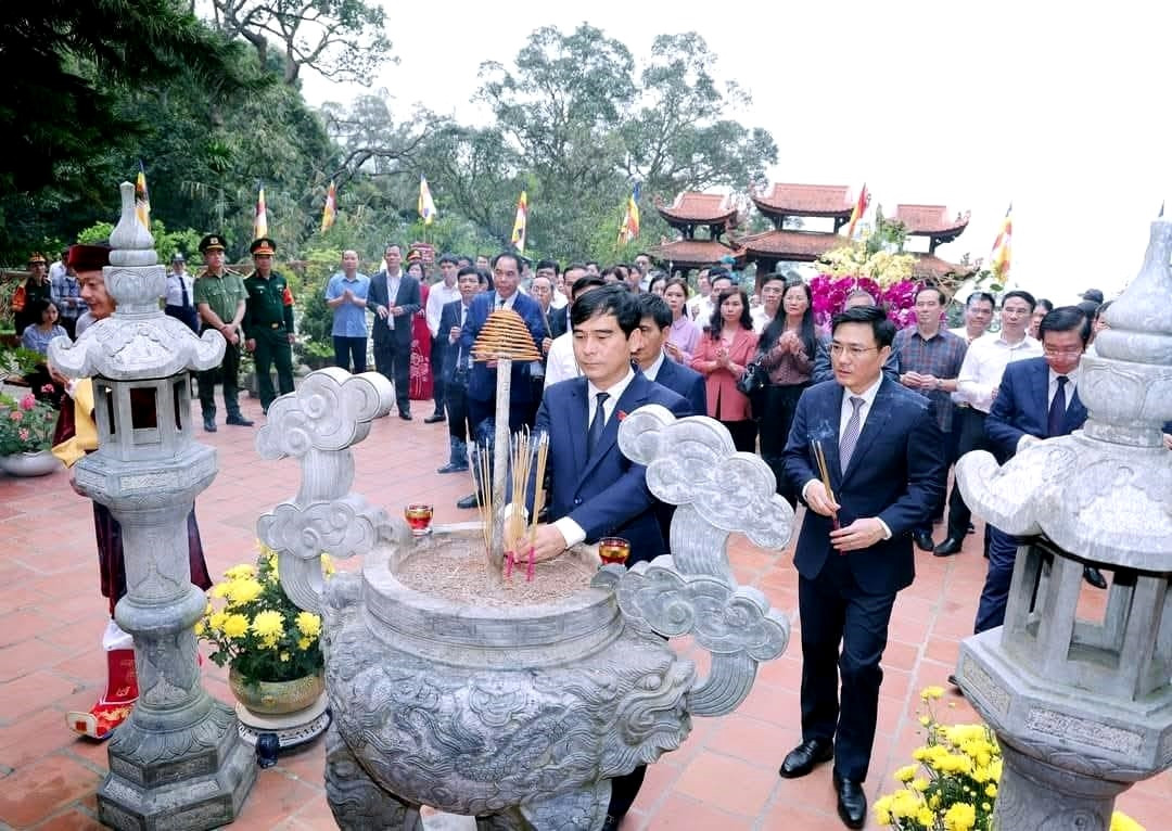 Lư hương đá chạm khắc tinh xảo tại khu vực chùa Tây Thiên, nơi khách thập phương dâng hương.