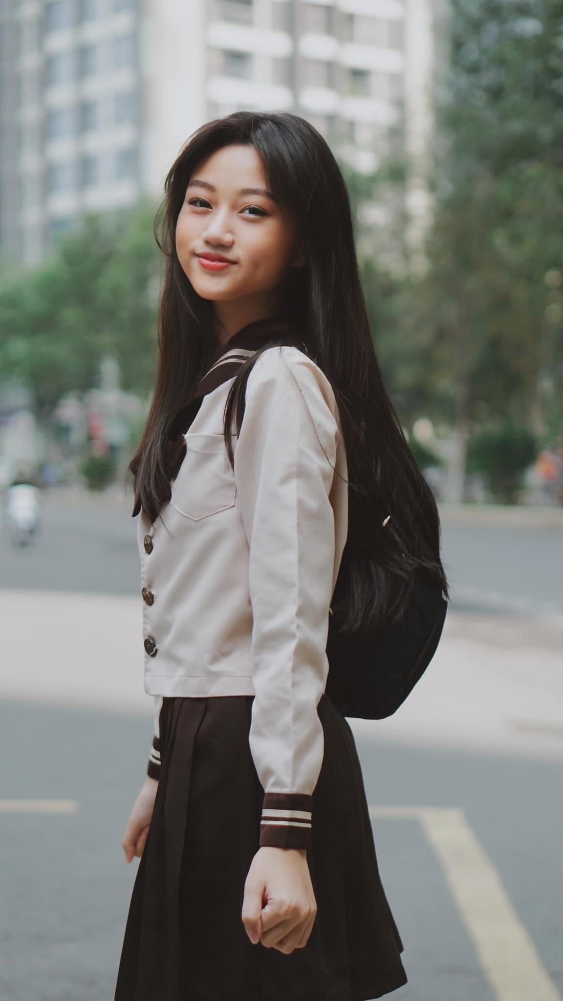 Diễn viên nhí Mai Cát Vi, với gương mặt thông minh và đôi mắt to tròn, thể hiện sự chuyên nghiệp trên phim trường.