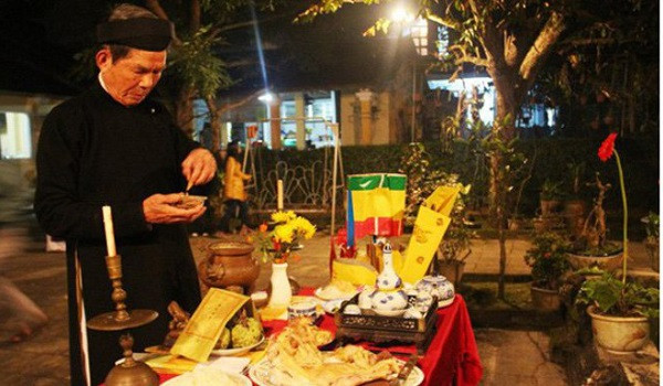 Mâm cỗ cúng ngoài trời được bày biện trên bàn nhỏ