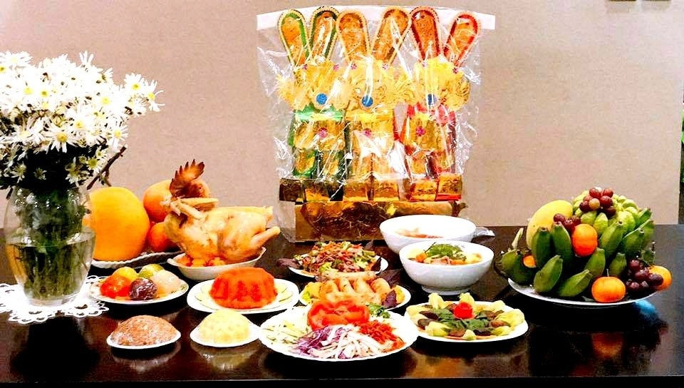 Mâm cỗ cúng Ông Công Ông Táo chuẩn bị cẩn thận, đầy đủ các món ăn truyền thống và vật phẩm cần thiết.
