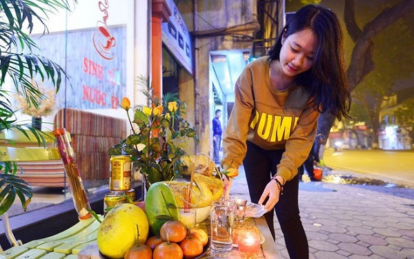 Mâm cúng chay được bày biện trang trọng vào ngày rằm
