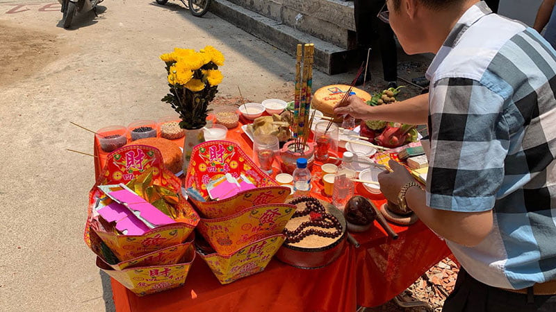 Mâm cúng đầy đủ lễ vật trong nghi lễ văn khấn xây mộ