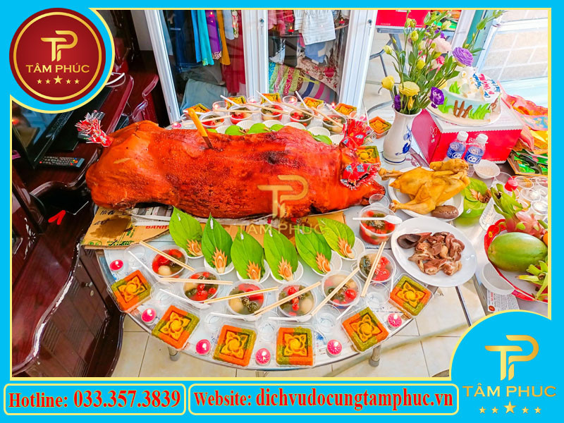 Mâm cúng đầy tháng cho bé gái với đầy đủ lễ vật truyền thống, biểu tượng cho sự cầu phúc và may mắn.