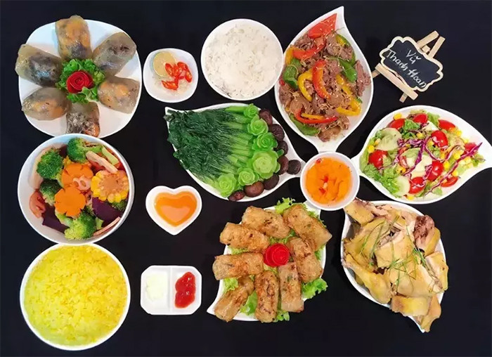 Mâm cúng gia tiên ngày Rằm tháng 7 thường là mâm cỗ mặn với các món như: gà luộc, canh miến mọc, xôi đỗ xanh, thịt bò xào, chả nem, tôm hấp sả... hoặc các món ăn mà ngày xưa ông bà tổ tiên thích ăn.