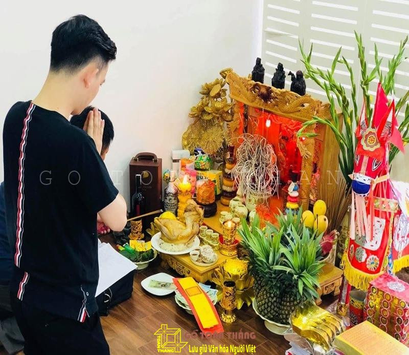 Mâm cúng lễ Thổ Công ngày mùng 1 với hương hoa, trái cây, rượu