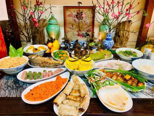 Mâm cúng mùng 1 Tết đầy đủ, tươm tất dâng lên gia tiên và thần linh