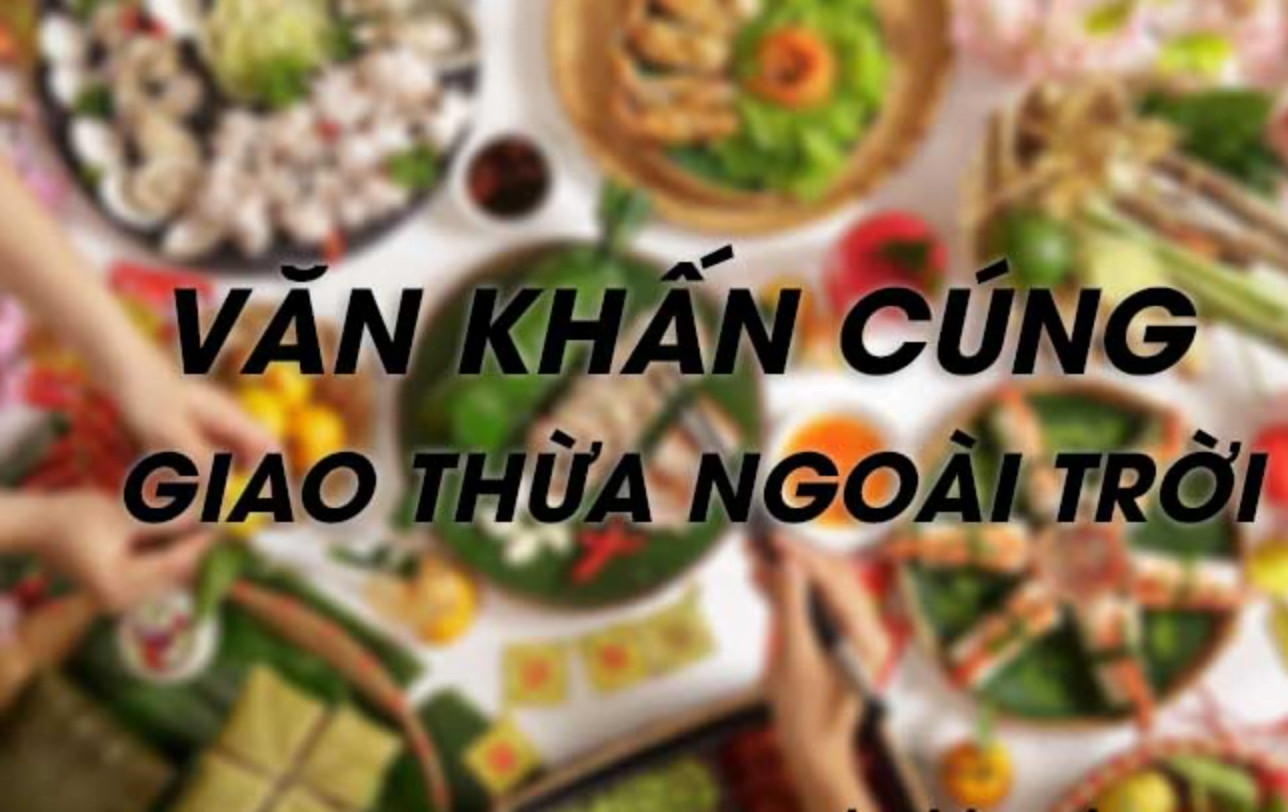 Mâm cúng ngoài sân với xôi gà và hoa quả vào thời khắc giao thừa linh thiêng