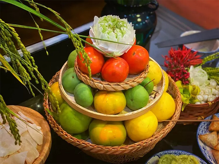 Mâm cúng Phật cần được đặt ở nơi cao nhất trên bàn thờ. Đồ cúng thường là cỗ chay hoặc ngũ quả, nước lọc.