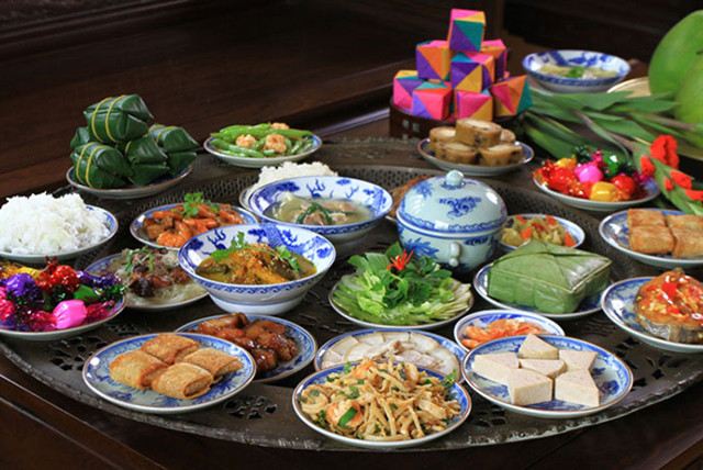 Mâm cúng Tết Hạ Nguyên với hương, nến, xôi và các lễ vật khác trên bàn thờ gia tiên