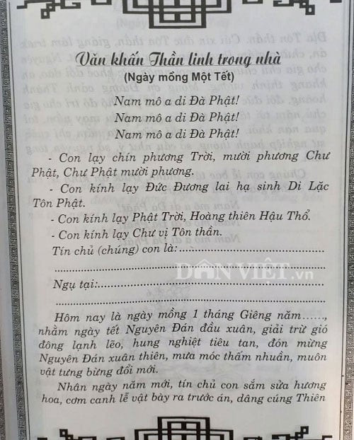 Mâm cúng thần linh và tổ tiên trang trọng ngày mùng 1 Tết với đầy đủ lễ vật, thể hiện lòng thành kính của gia chủ