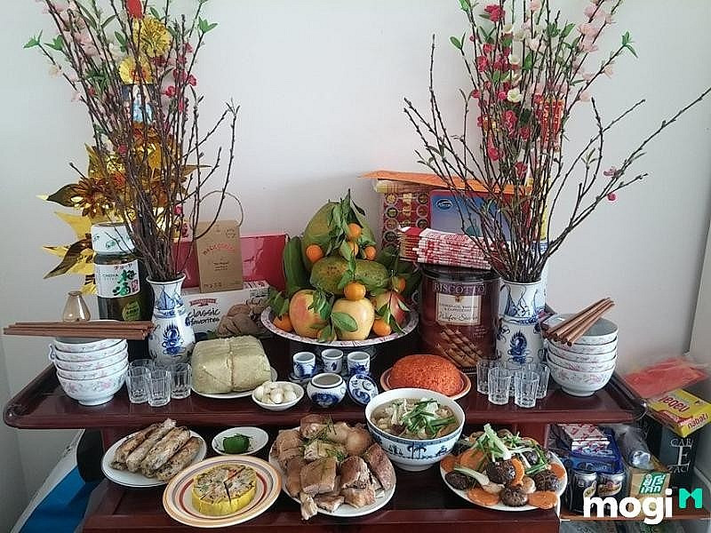 Mâm cúng truyền thống với hương hoa, trái cây trong nghi lễ văn khấn ngày tết, thể hiện lòng thành kính của gia đình Việt